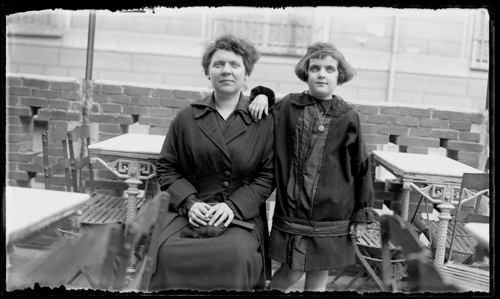 MUJER Y NIÑA EN LA TERRAZA DE LA FABRICA.