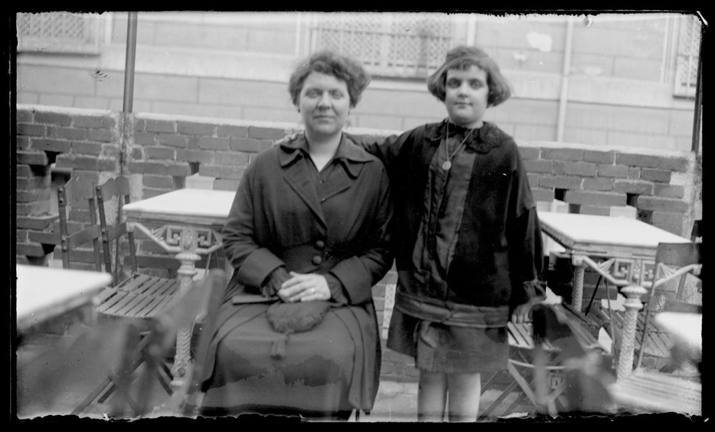 MUJER Y NIÑA EN LA TERRAZA DE LA FABRICA 2.