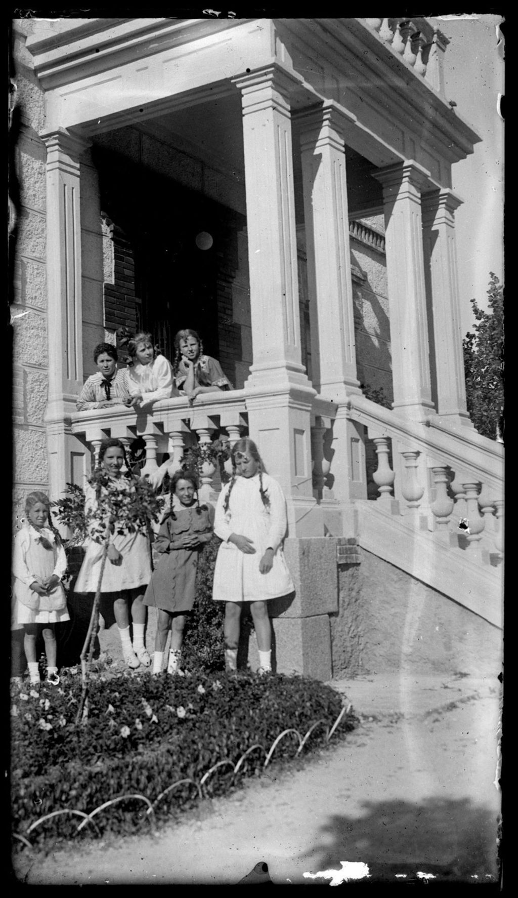 NIÑAS EN LA ENTRADA DE LA VILLA 1914.