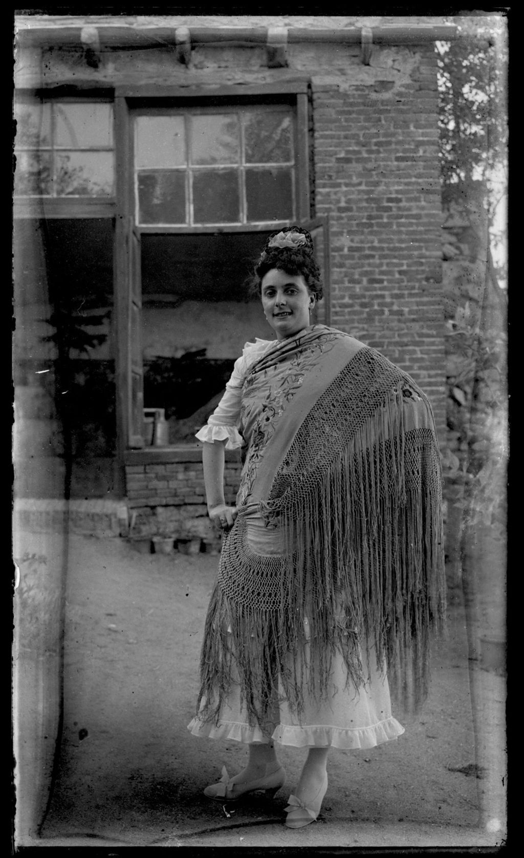 MUJER CON MANTÓN DE MANILA.