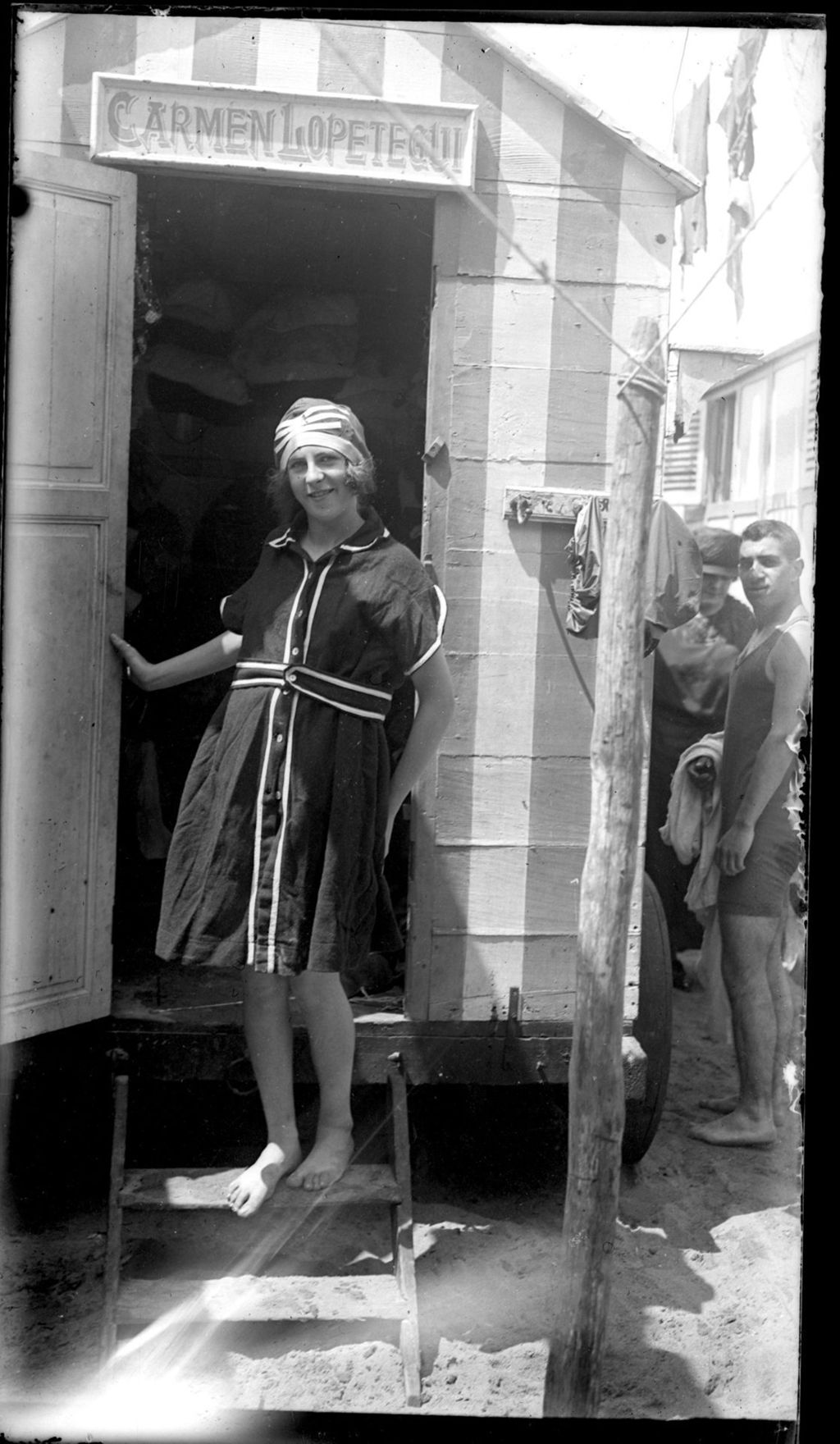 JOVEN EN EL VESTIDOR DE LA PLAYA.