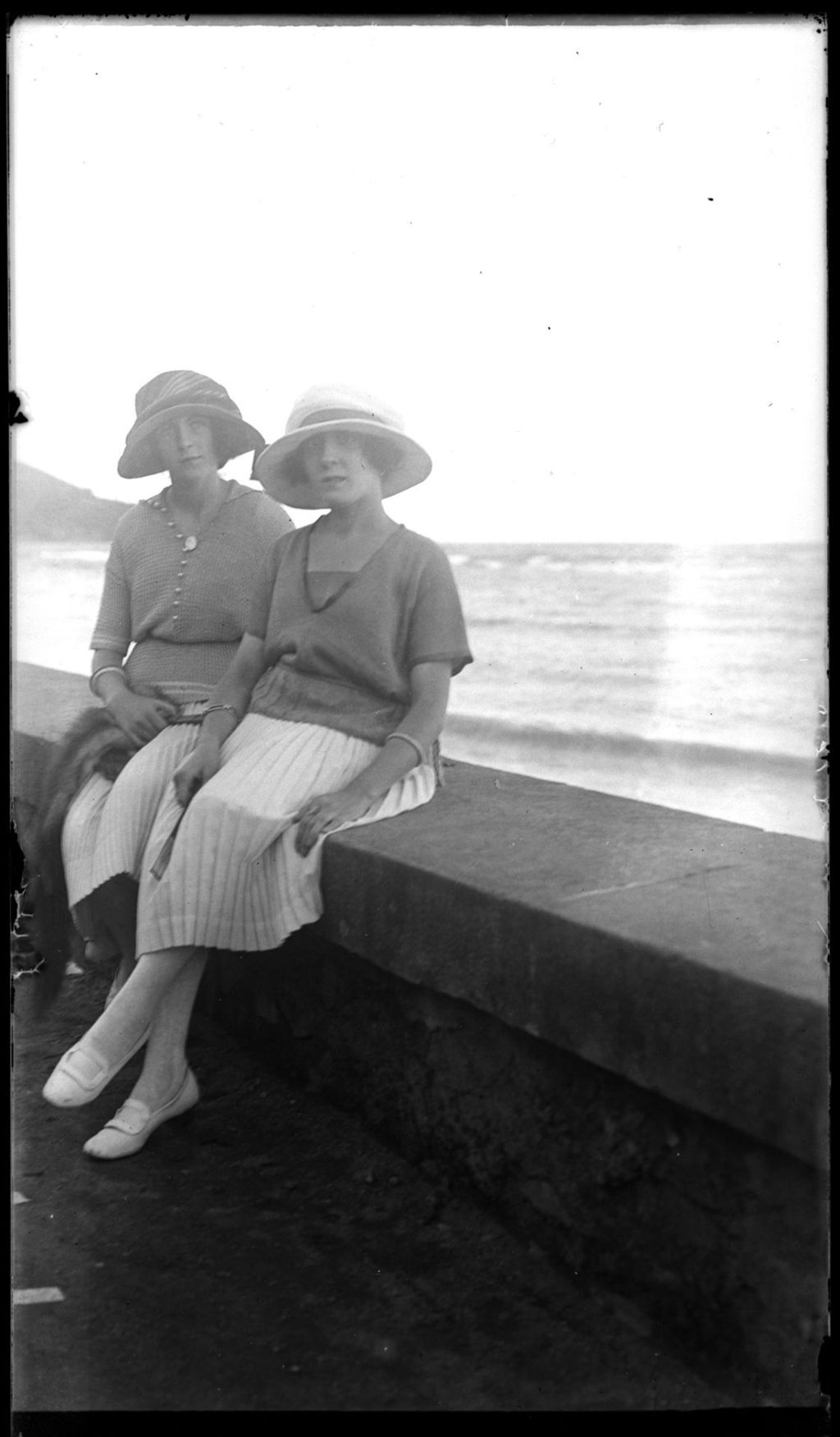 SENTADAS JUNTO AL MAR.