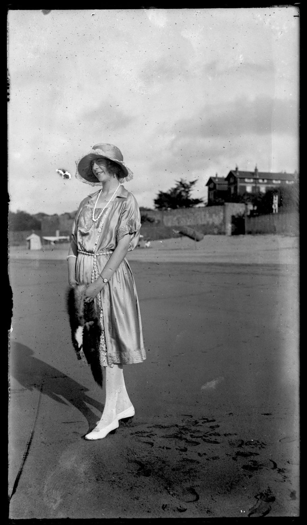 MUJER PASEANDO POR LA PLAYA.