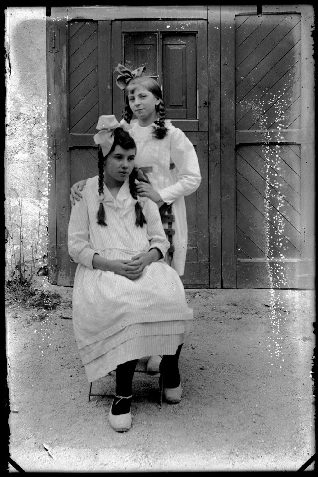 NIÑAS CONTRENZAS EN LA PUERTA.