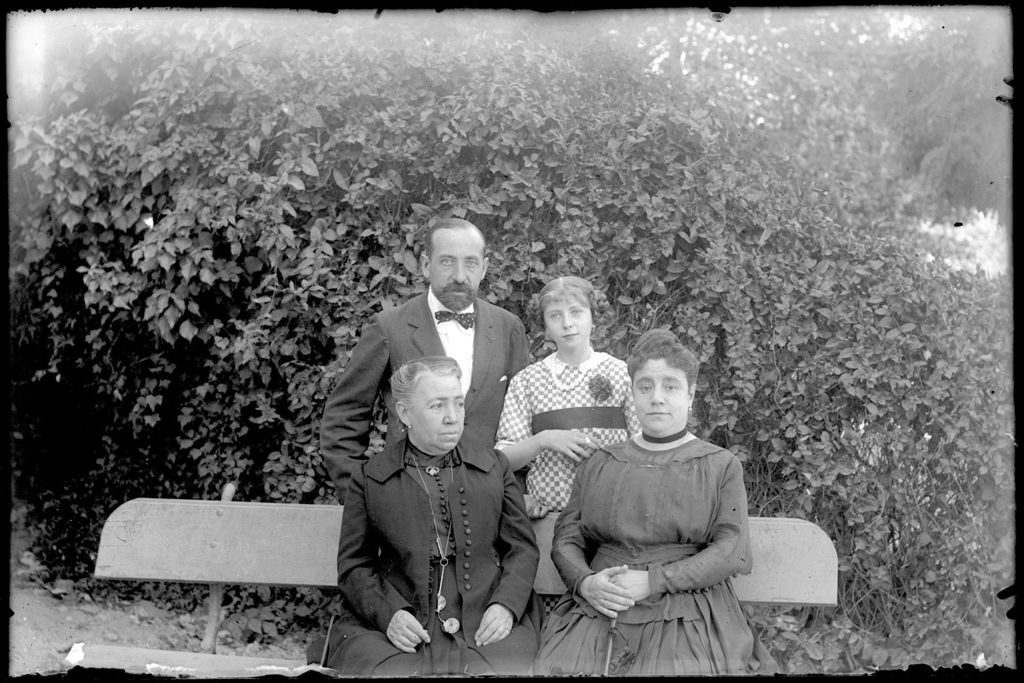 FAMILIARES EN EL BANCO.