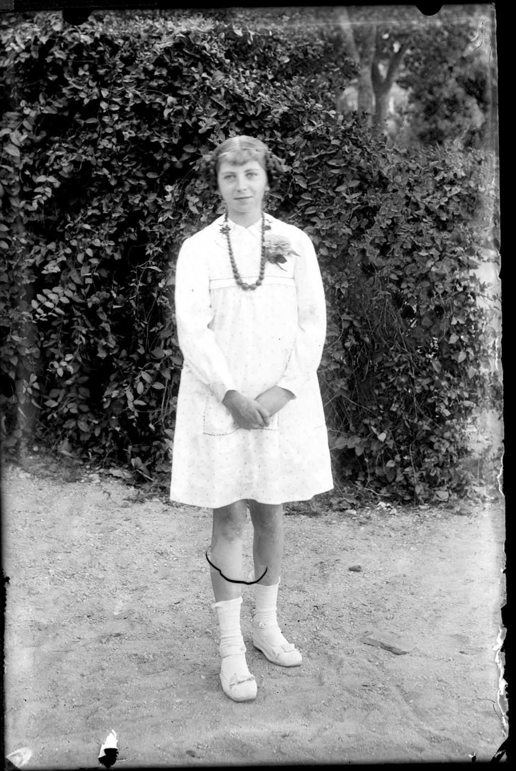 NIÑA CON VESTIDO BLANCO.