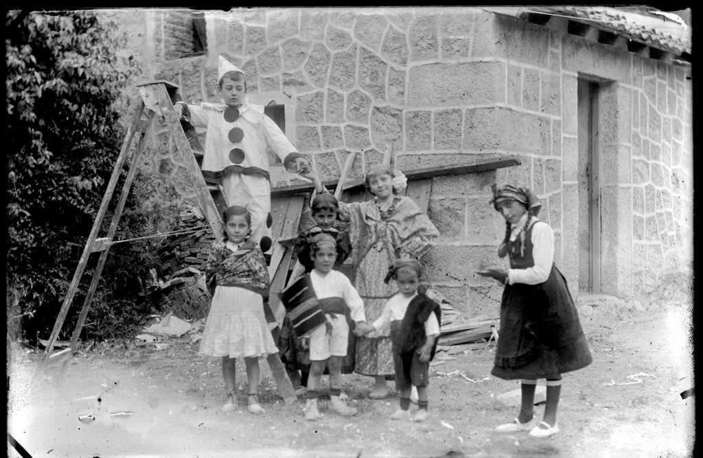 NIÑOS DISFRAZADOS EN UNA ESCALERA.