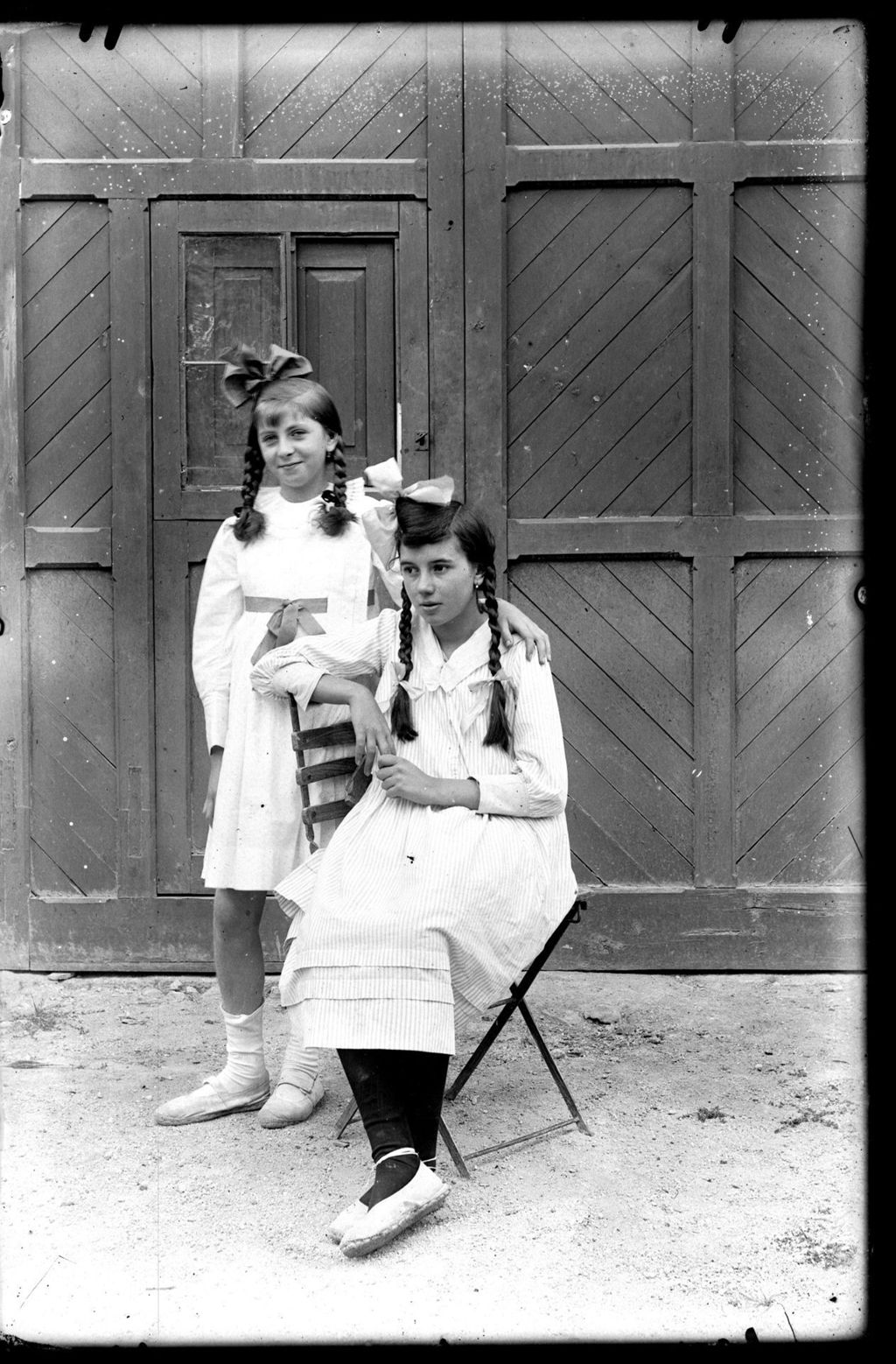 NIÑAS CONTRENZAS EN LA PUERTA 2.