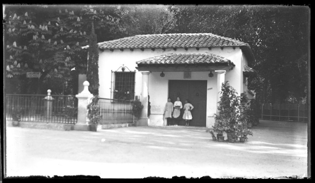 ENTRADA A UNA FINCA CON NIÑOS EN LA PUERTA.