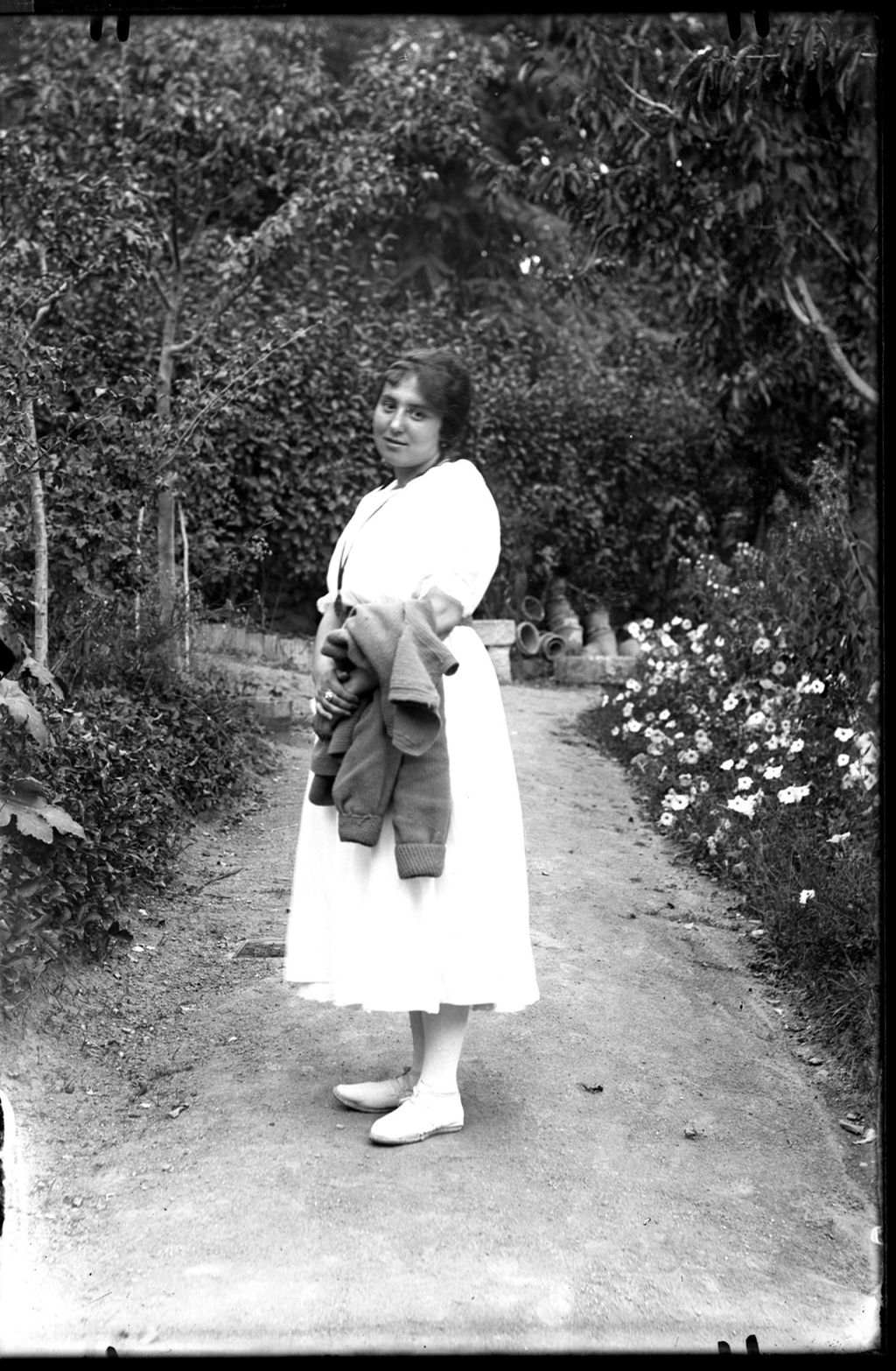 MUJER EN EL CAMINO DEL JARDIN.