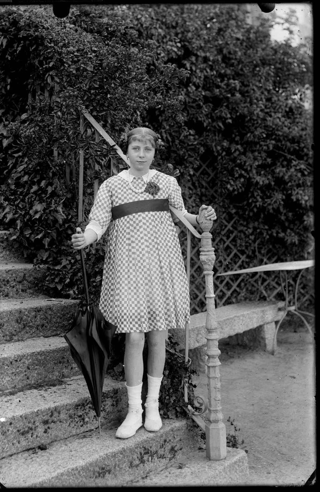 NIÑA RUBIA CON TRENZAS Y PARASOL 2.