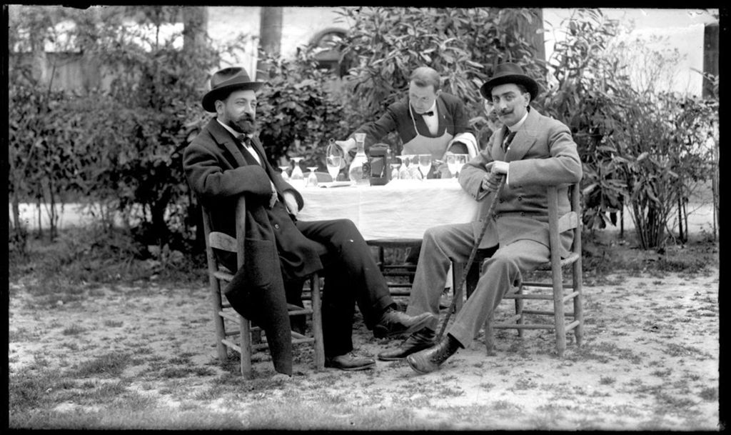 CABALLEROS SENTADOS EN UNA TERRAZA.