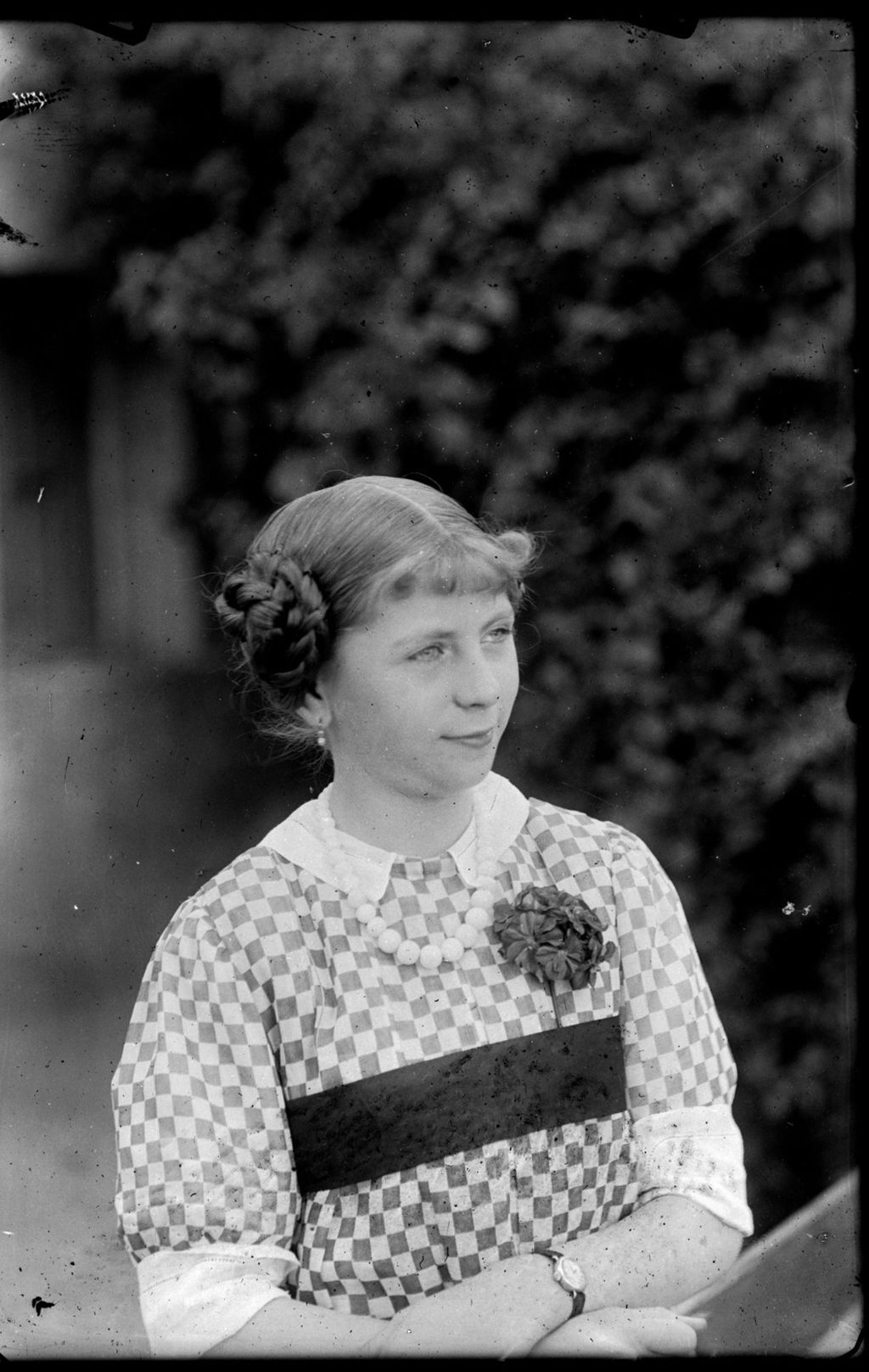 NIÑA RUBIA CON VESTIDO DE CUADROS.