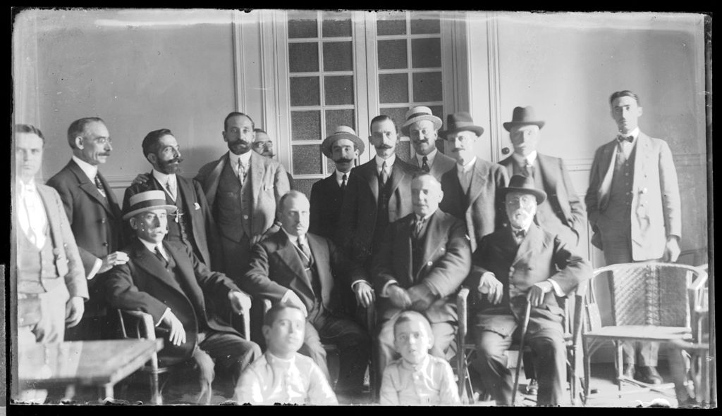 GRUPO DE CABALLEROS EN UNA ESTANCIA.