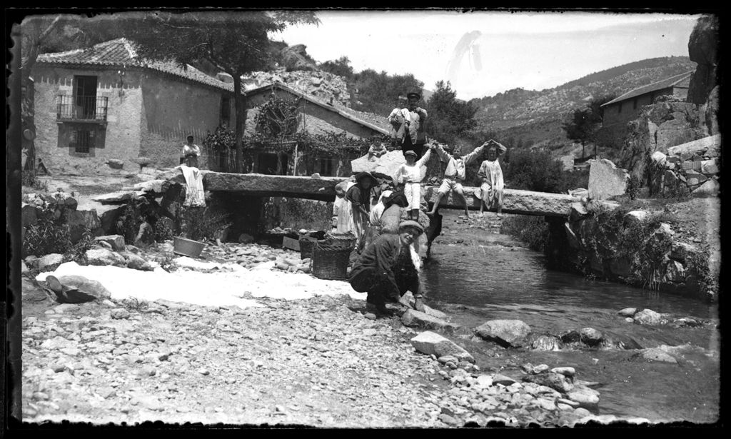 BAÑO EN EL PUENTE Y LAVANDERAS.