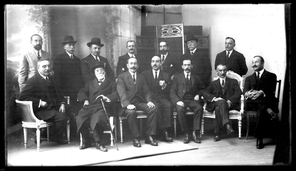 GRUPO DE CABALLEROS EN EL ESTUDIO DE ALMAYSO.