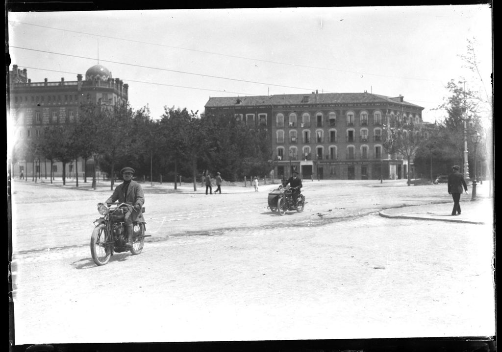 PLAZA DE MADRID CON MOTORISTAS.