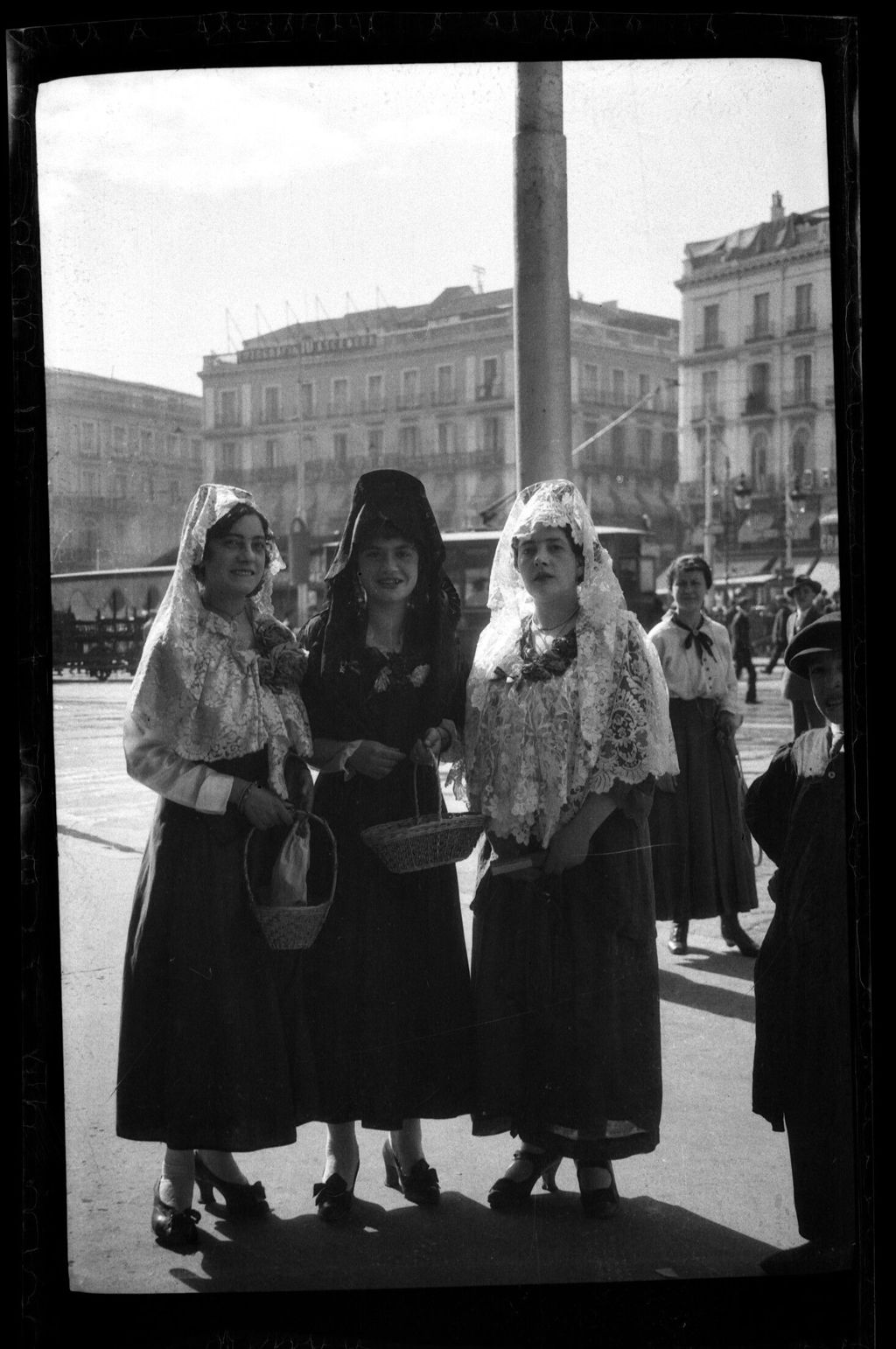 MUJERES EN LA FIESTA DE LA FLOR