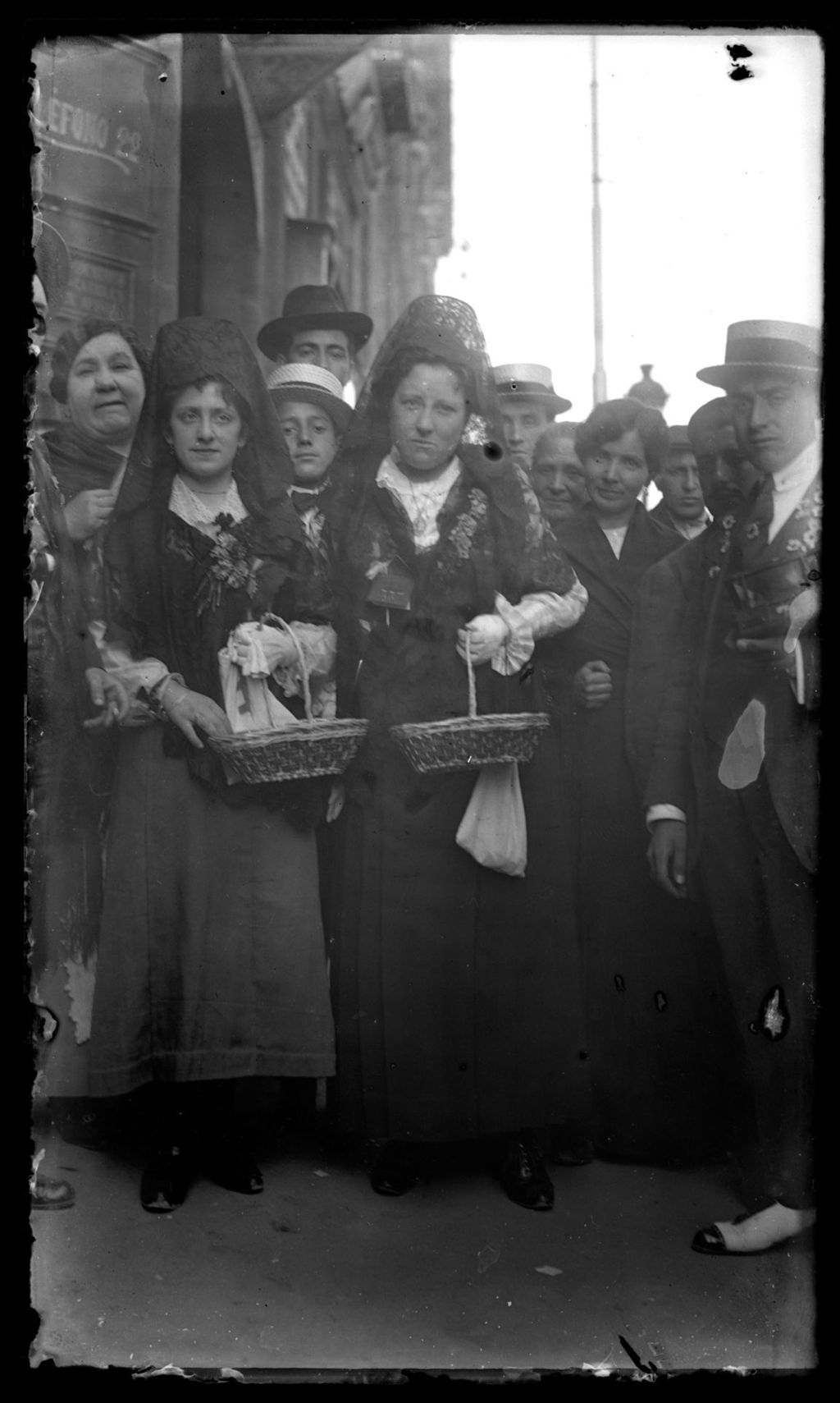 MUJERES EN LA FIESTA DE LA FLOR 2.