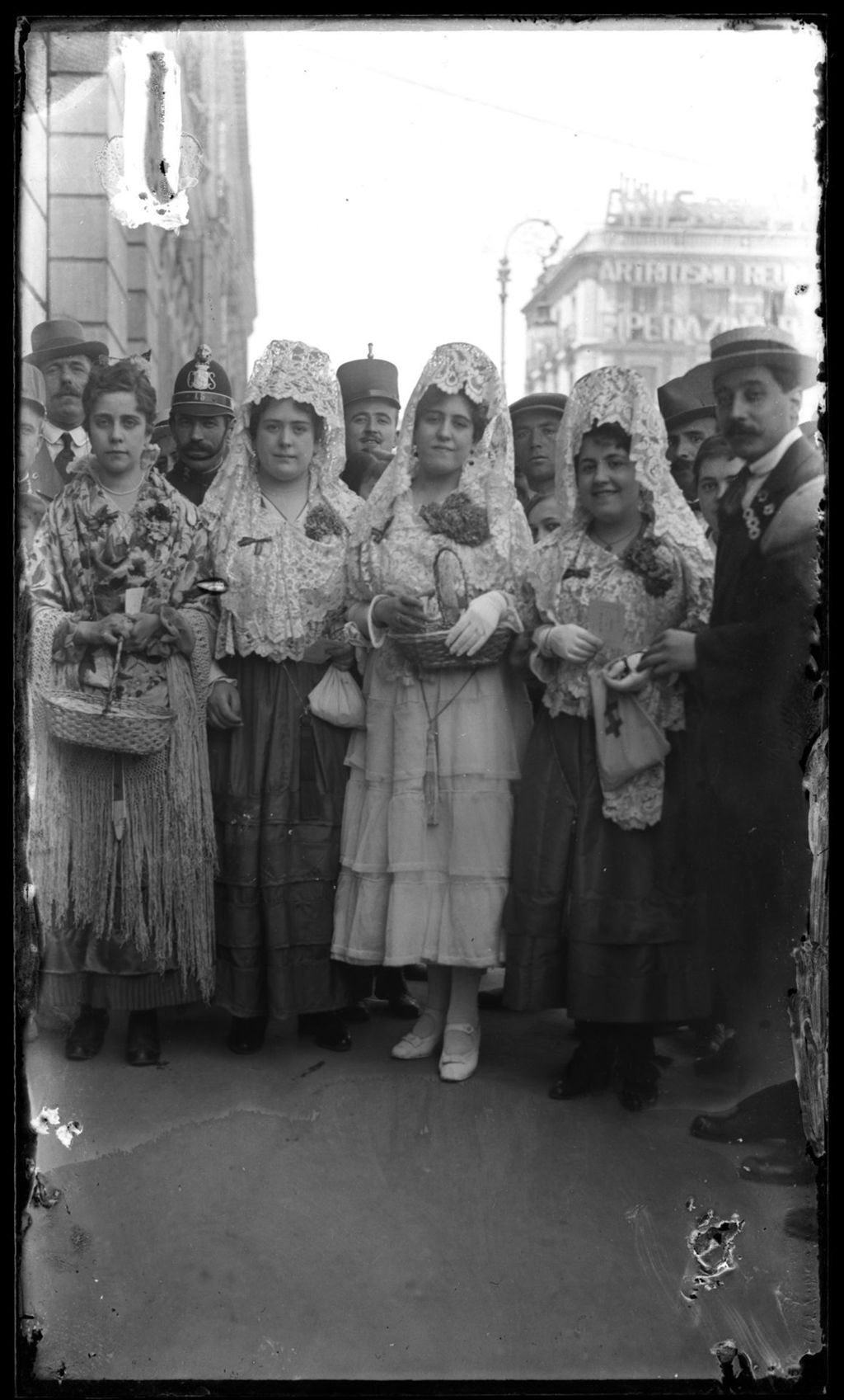 MUJERES EN LA FIESTA DE LA FLOR 3.