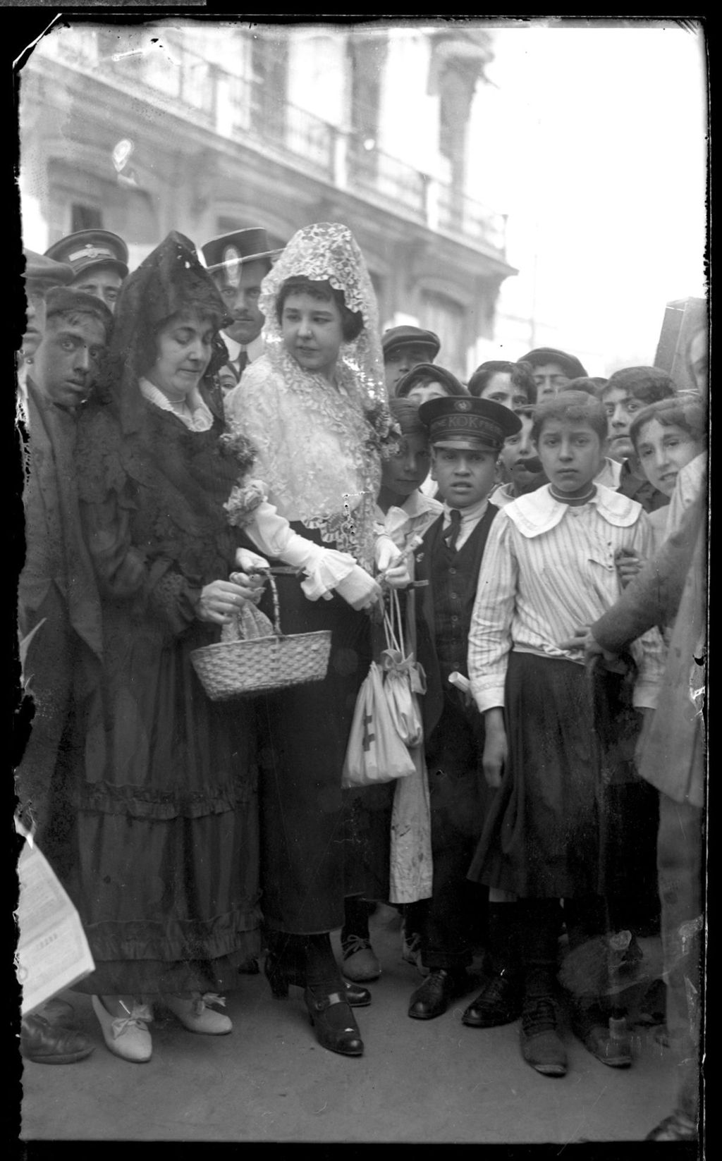 MUJERES EN LA FIESTA DE LA FLOR 4.