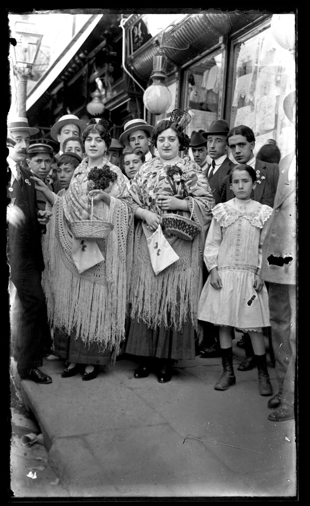 MUJERES EN LA FIESTA DE LA FLOR 5.