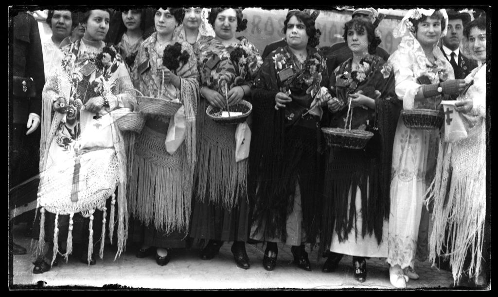 MUJERES EN LA FIESTA DE LA FLOR 7.