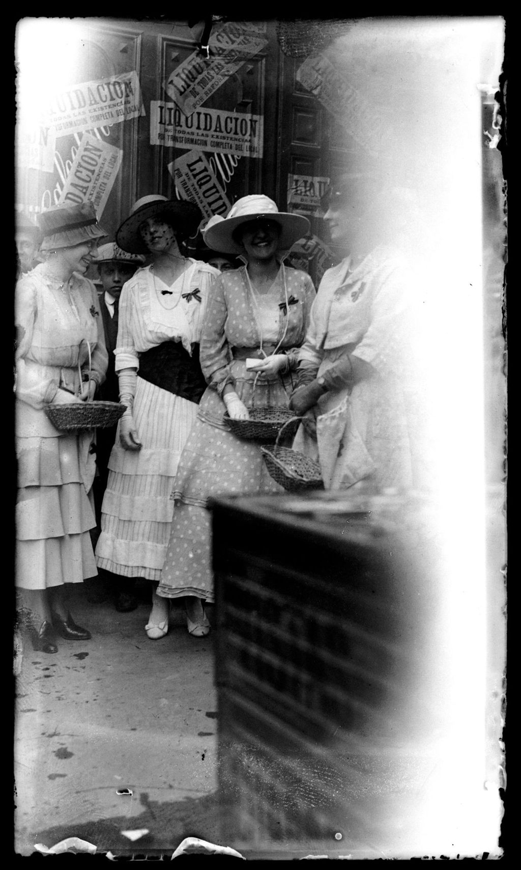 MUJERES EN LA FIESTA DE LA FLOR 9.