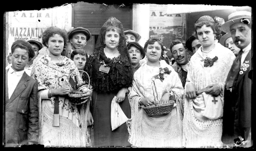 MUJERES EN LA FIESTA DE LA FLOR 11.