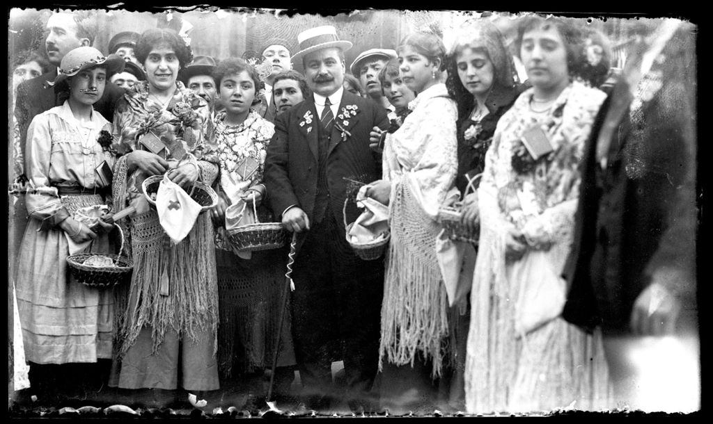 MUJERES EN LA FIESTA DE LA FLOR 12.