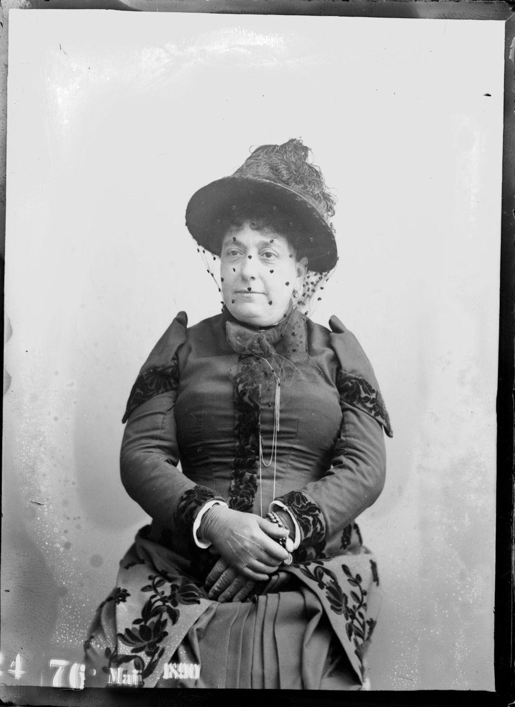 SEÑORA CON SOMBRERO, VELO Y GUANTES.