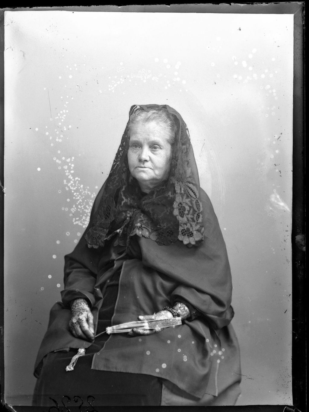 SEÑORA CON MANTILLA NEGRA Y ABANICO.