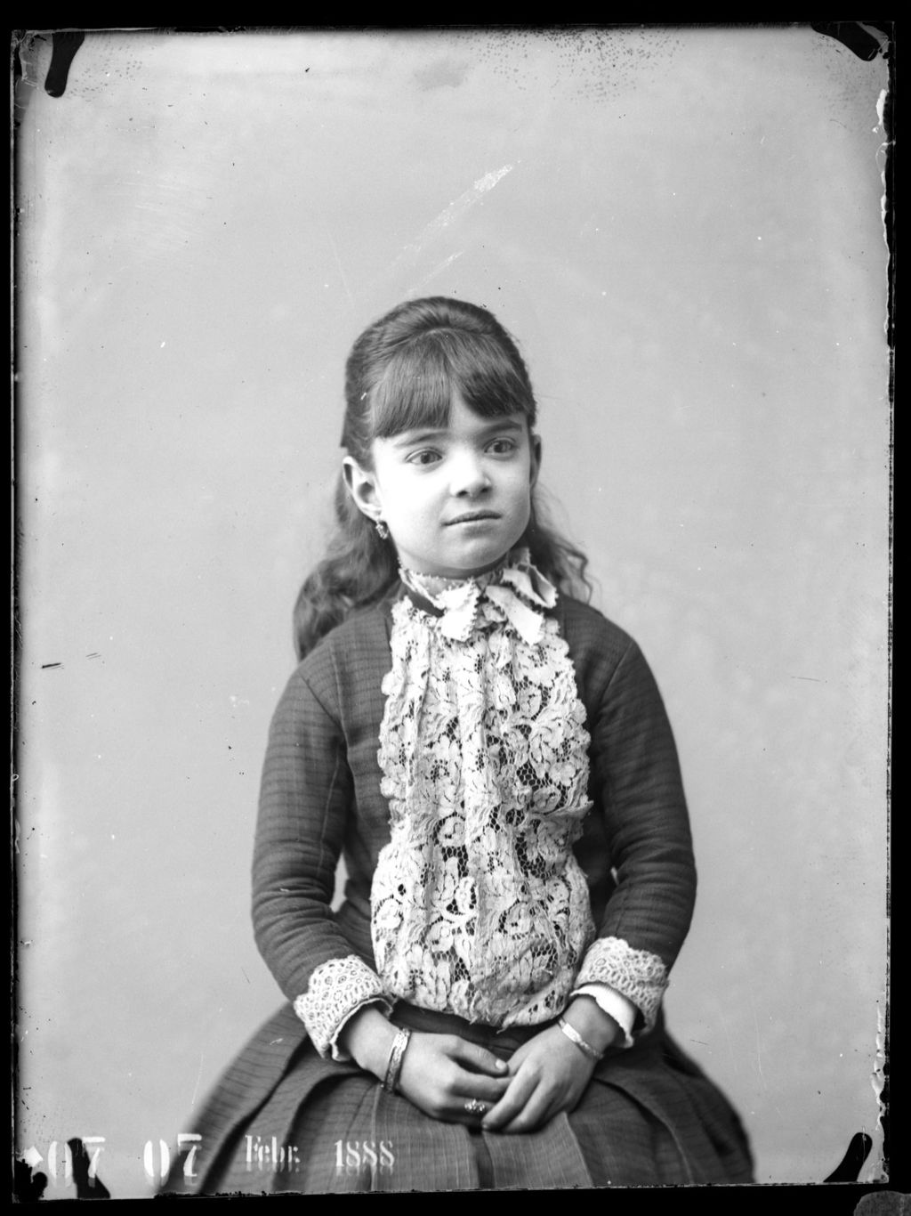 NIÑA CON CUELLO BORDADO.