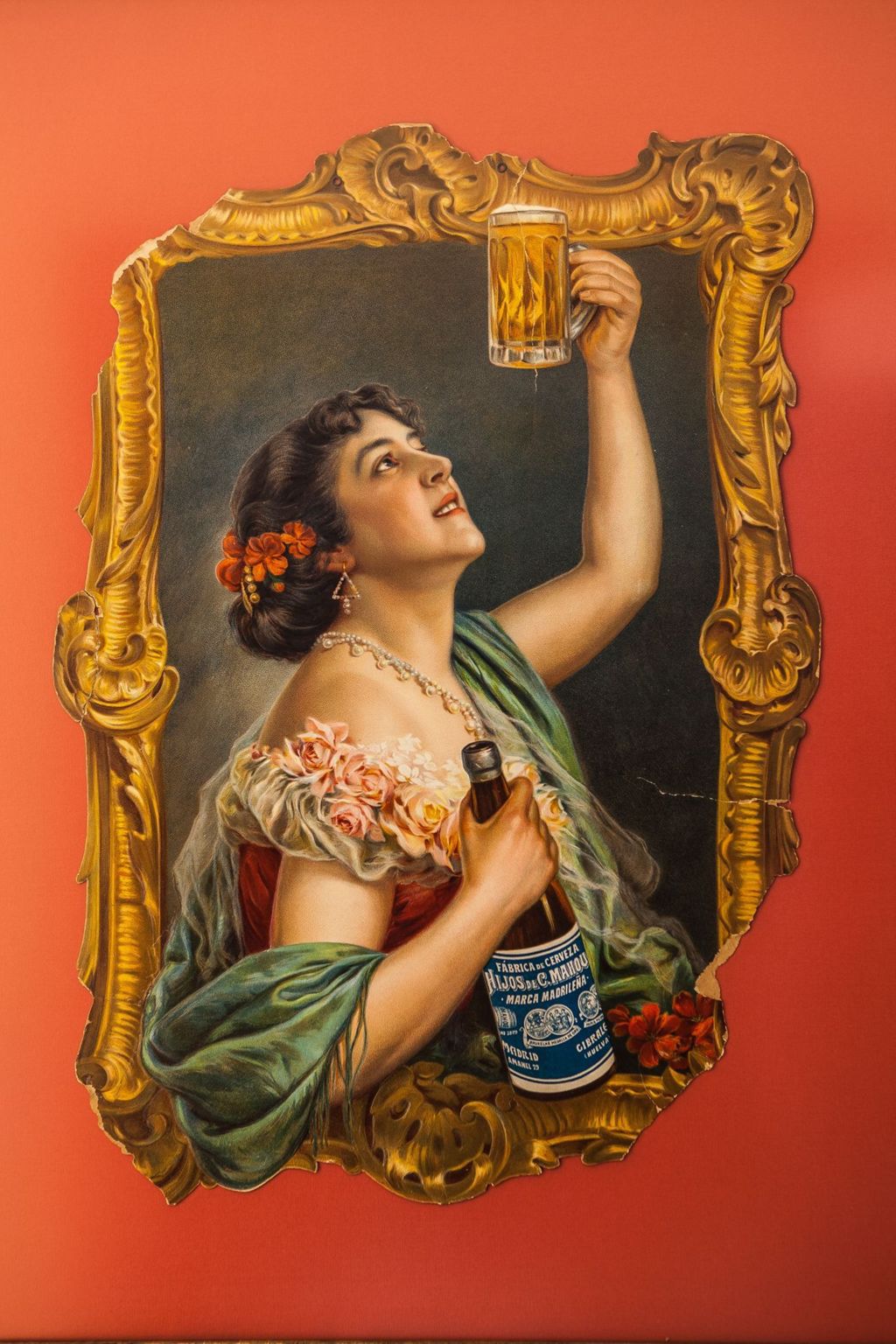 CARTEL MUJER CON PRIMERA BOTELLA MUNICH.