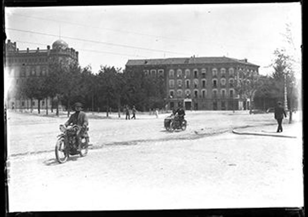 PLAZA DE MADRID CON MOTORISTAS 2.