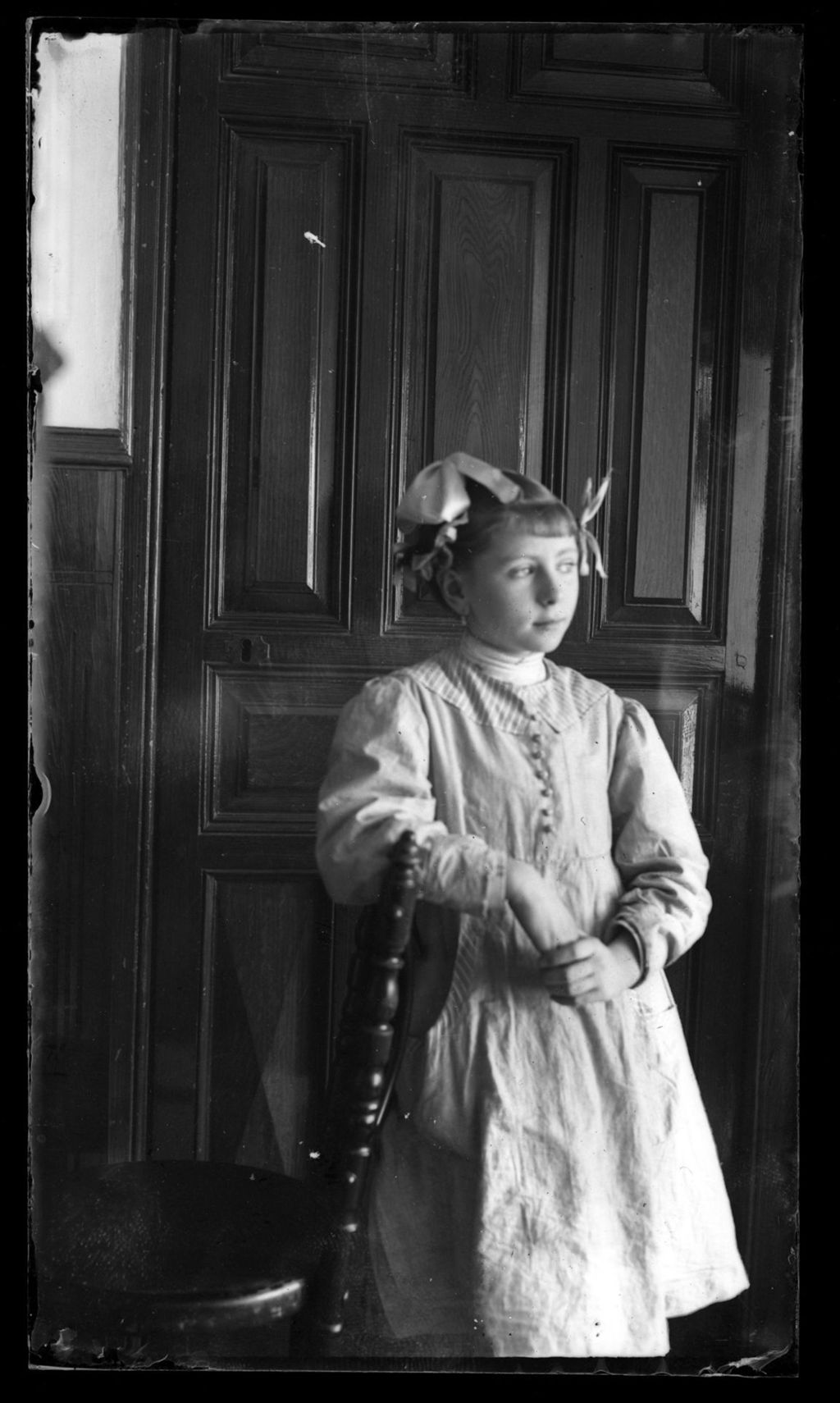 NIÑA RUBIA POSANDO CON UNIFORME ESCOLAR.