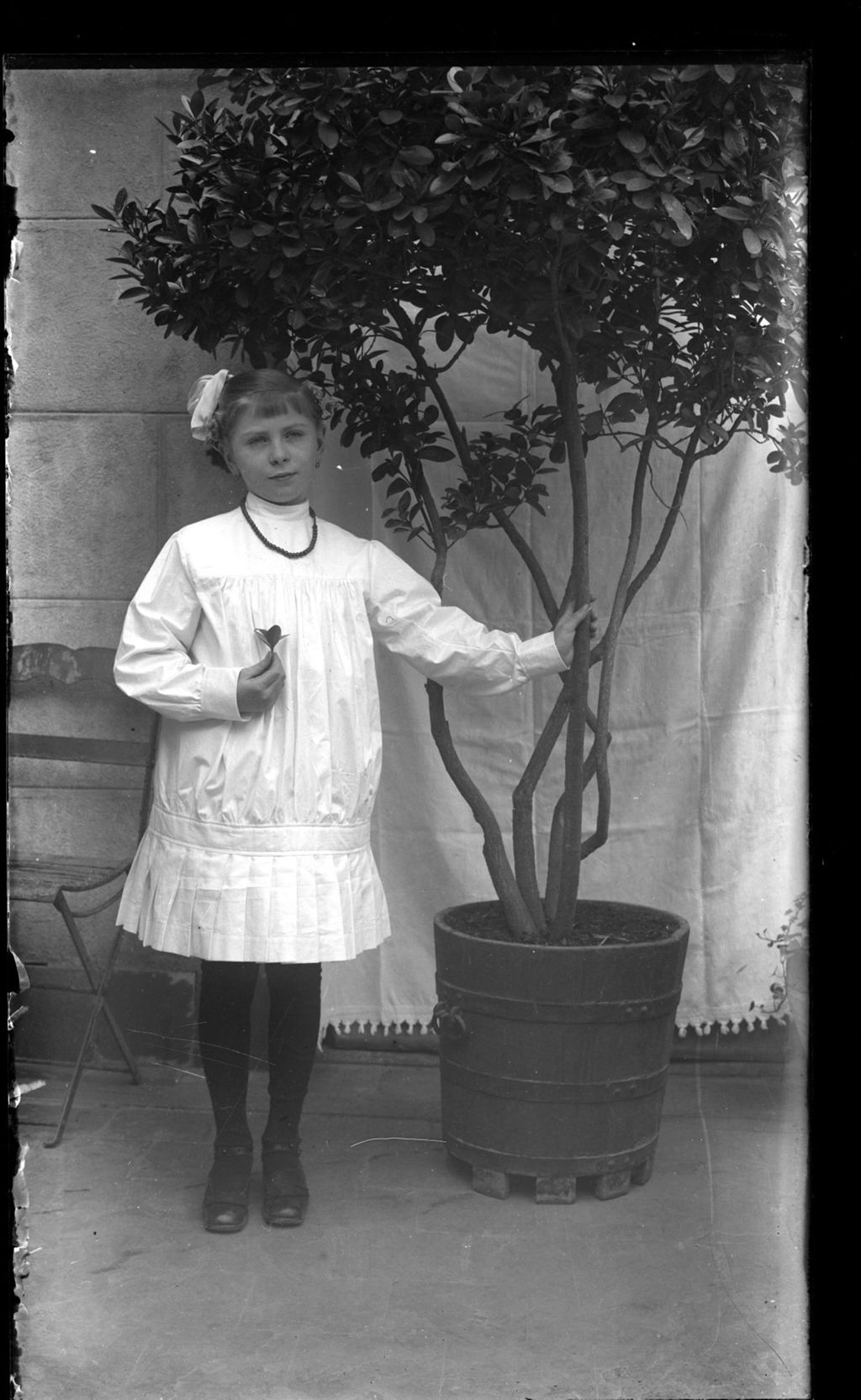 NIÑA RUBIA CON VESTIDO BLANCO.