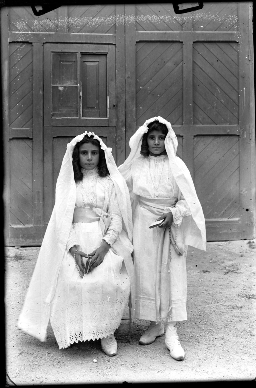 NIÑAS DE COMUNION EN LA PUERTA.