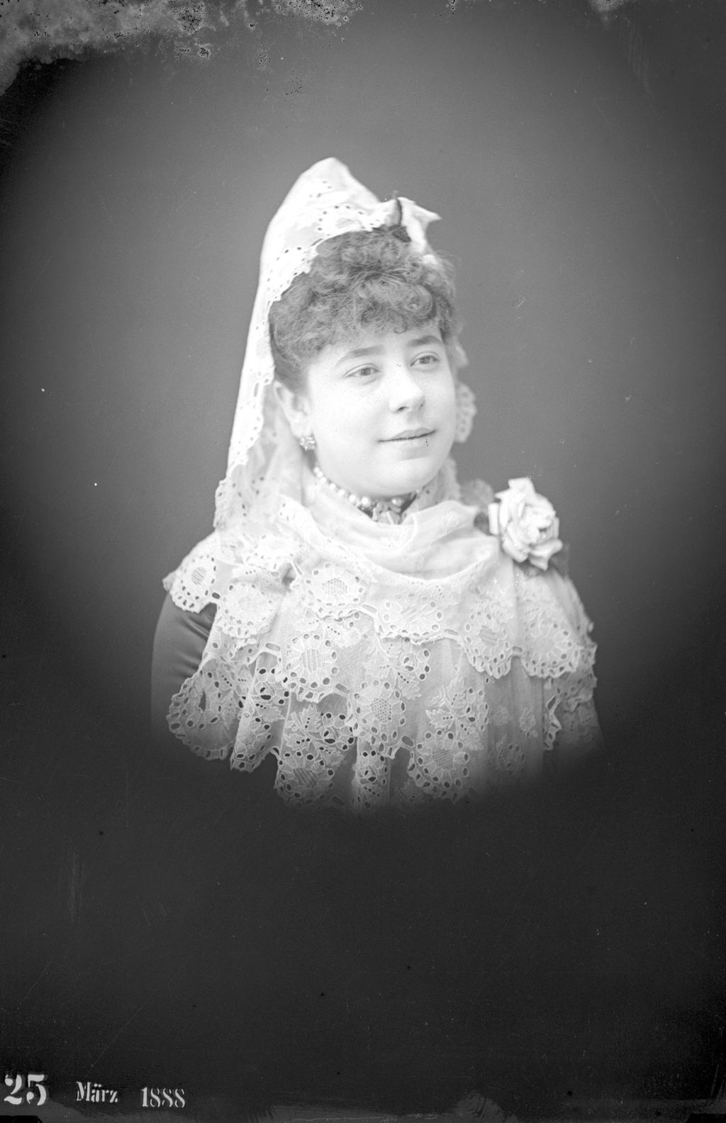 NIÑA CON MANTILLA