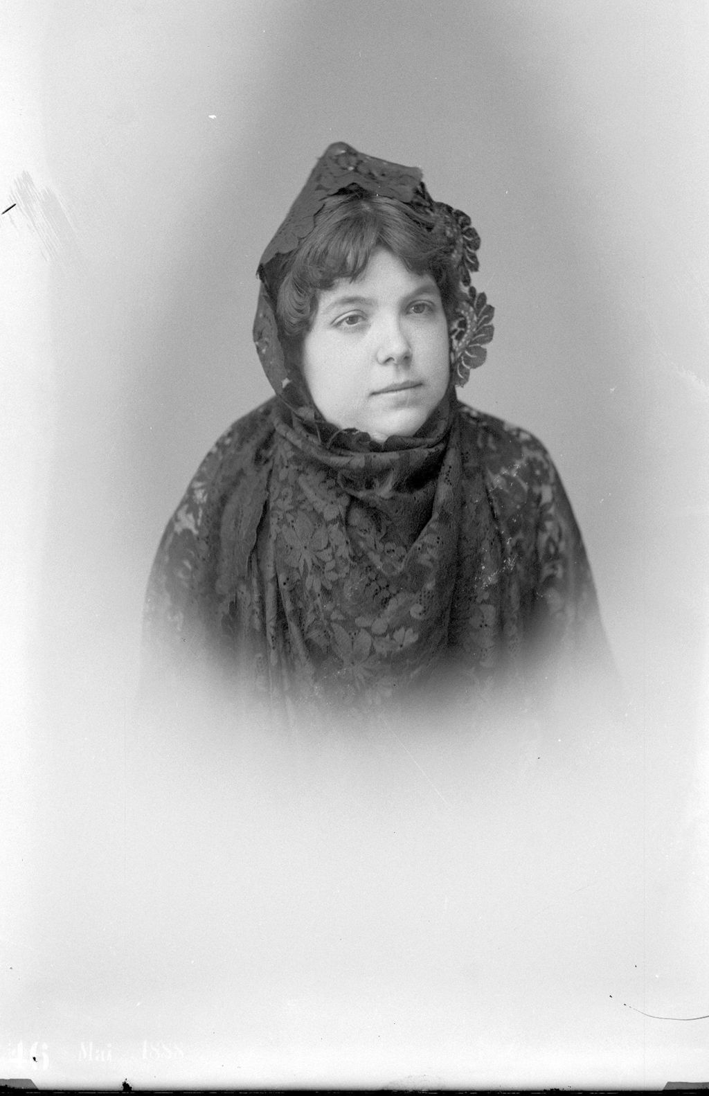 MUJER CON MANTILLA OSCURA