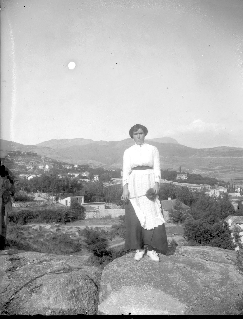 MUJER CON COFIA Y PLUMERO