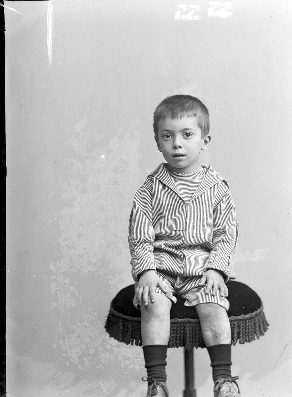 NIÑO CON UNIFORME DE RAYAS