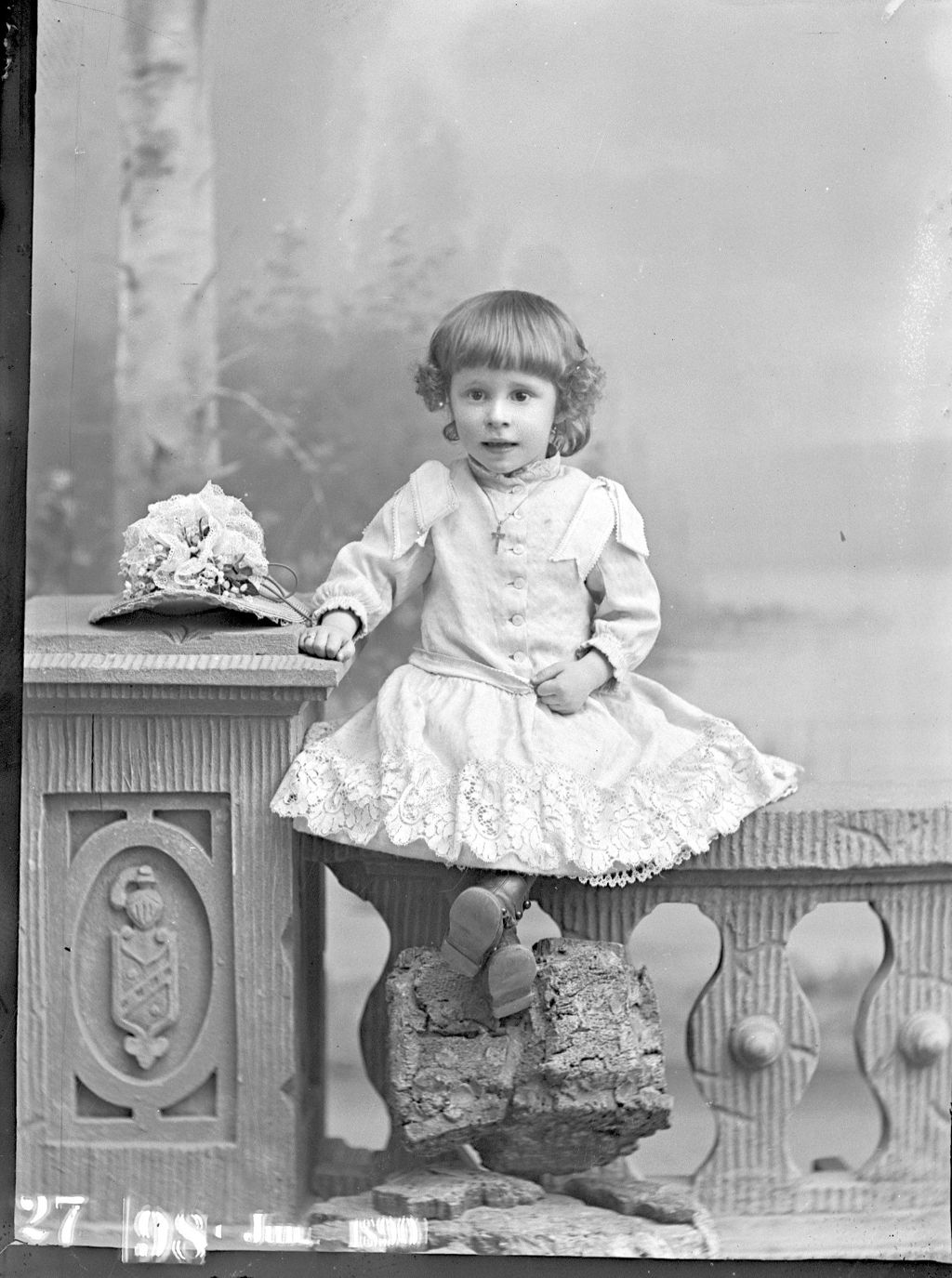 NIÑA CON SOMBRERO DE FLORES