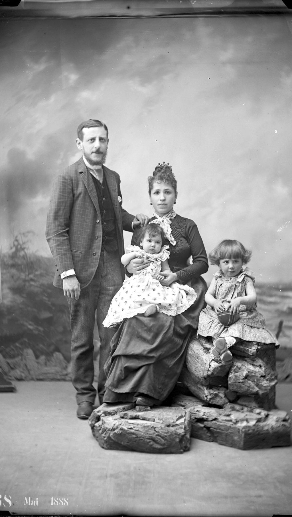 MATRIMONIO CON DOS HIJAS.