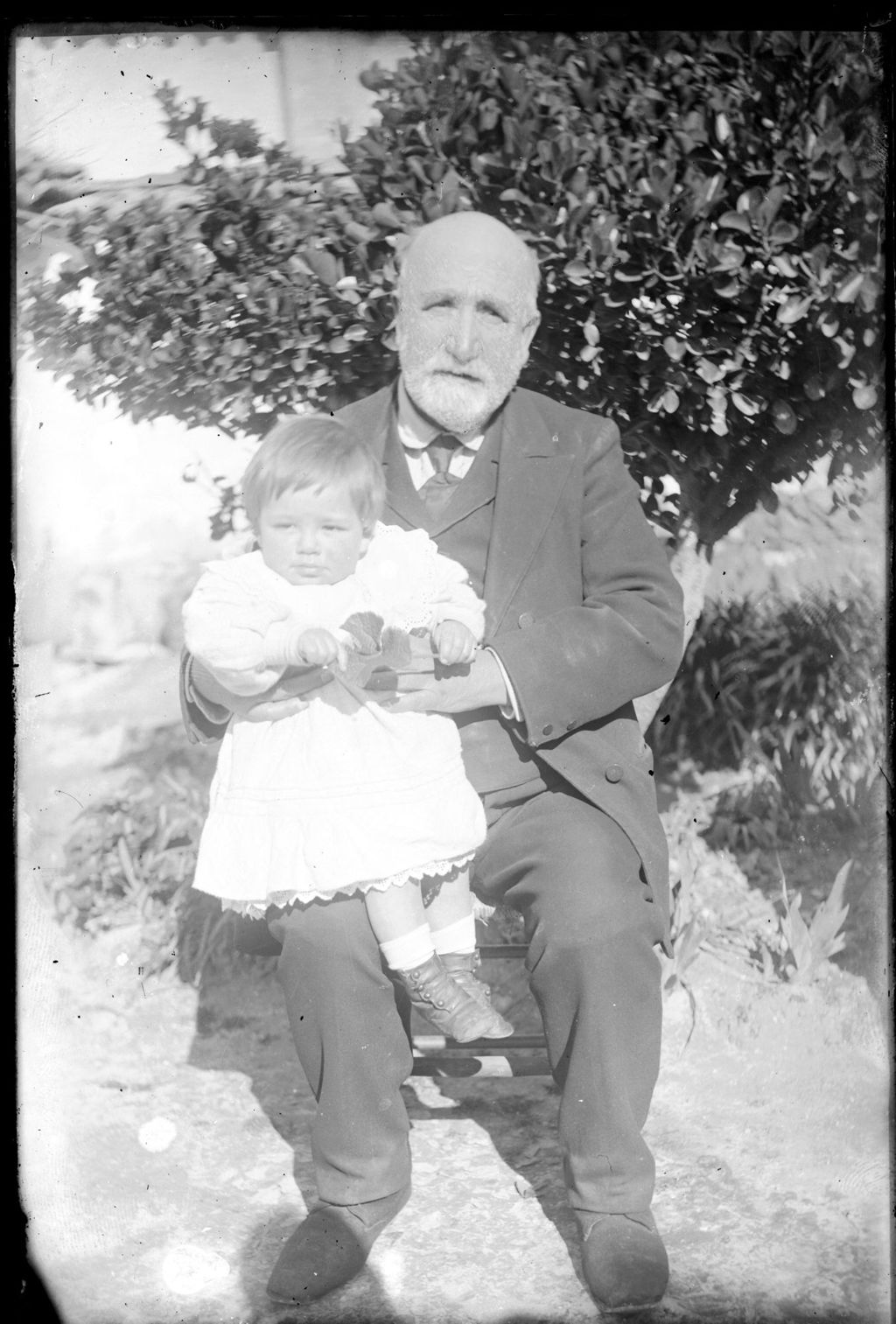 EL ABUELO YLA NIETA EN EL JARDIN.