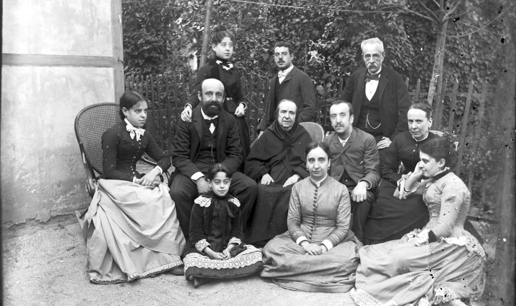 LA FAMILIA EN EL JARDÍN.