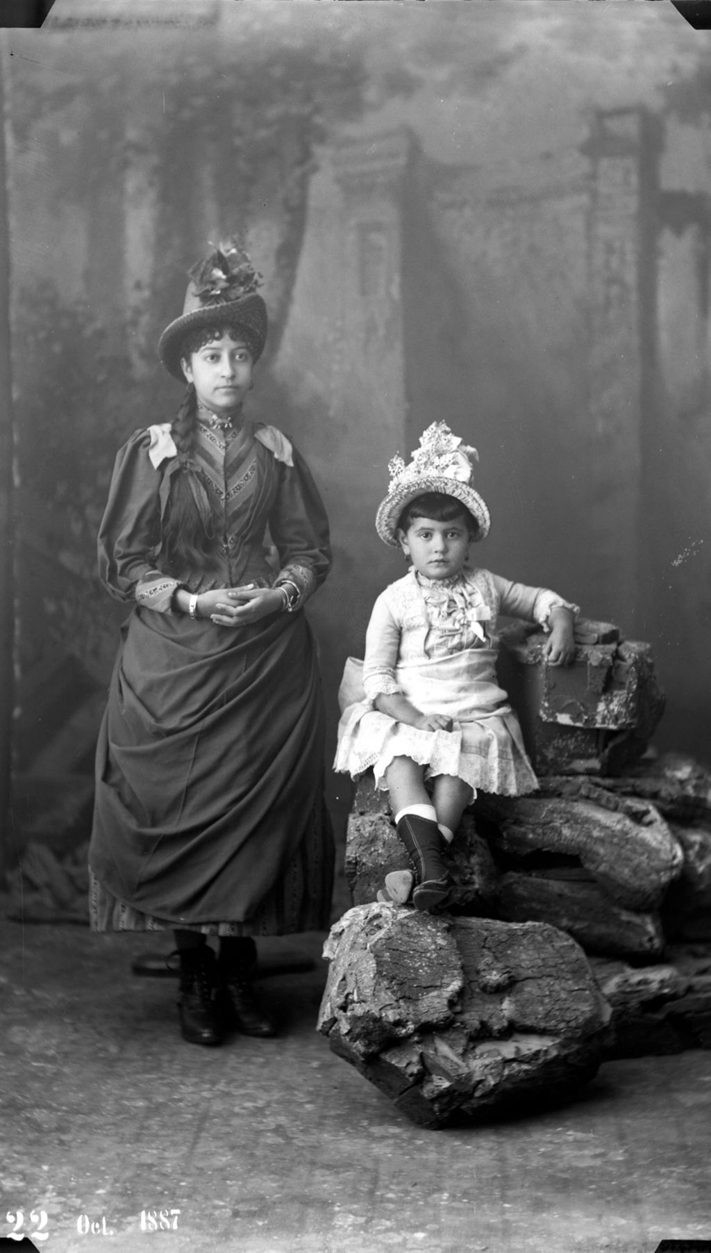 MADRE Y NIÑA CON SOMBRERO.