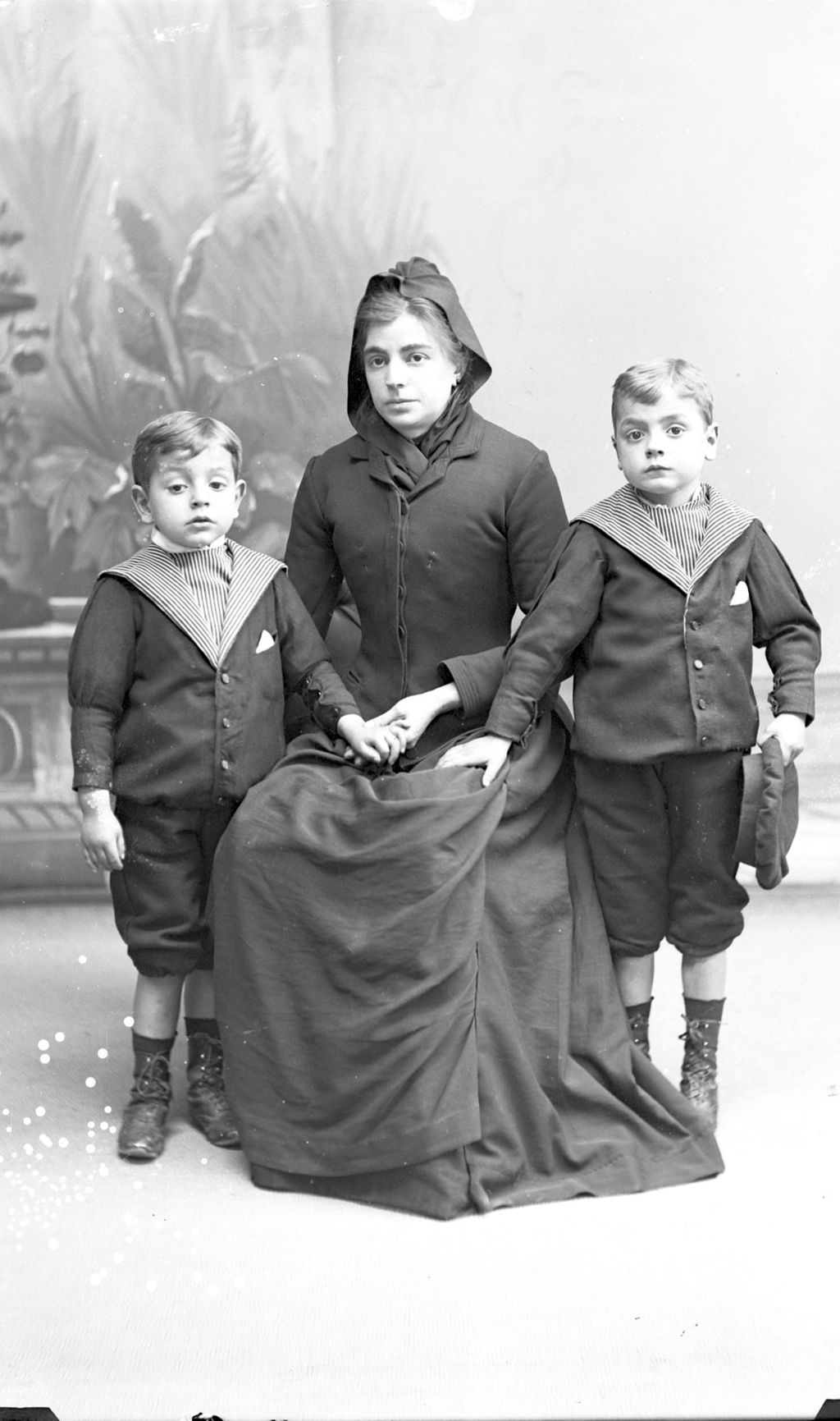 MADRE CON DOS HIJOS.