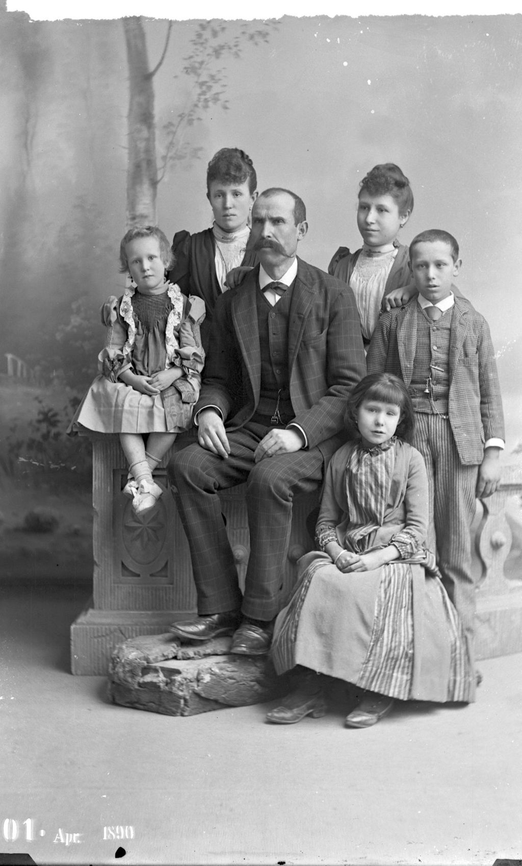 FAMILIA EN EL ESTUDIO FOTOGÁFICO.