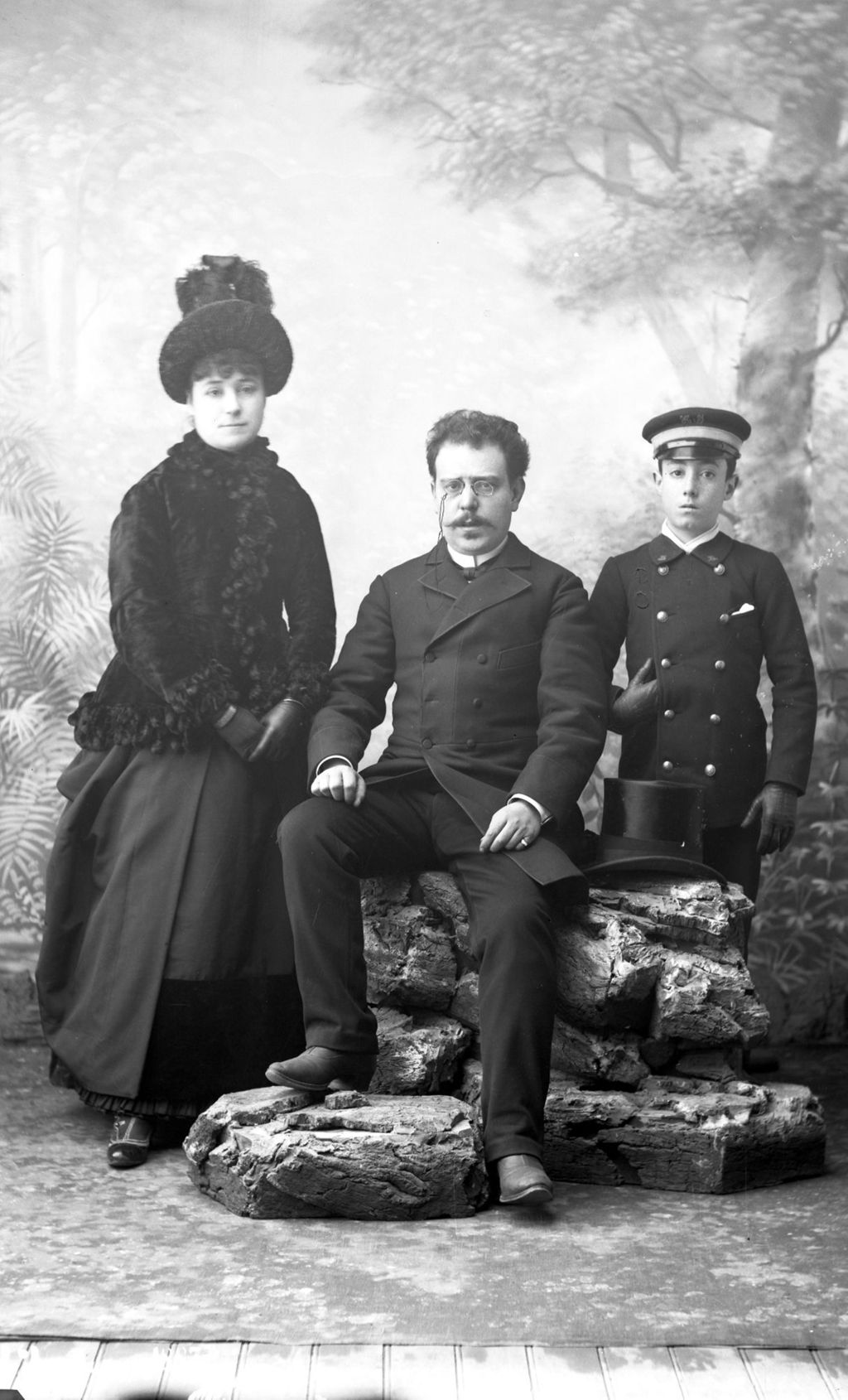 ELEGANTE FAMILIA EN EL ESTUDIO ALMAYSO.